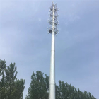 Eine 15 Meter-Monopole Telekommunikation ragt ringsum sich verjüngende Mast-Stahlkonstruktion hoch